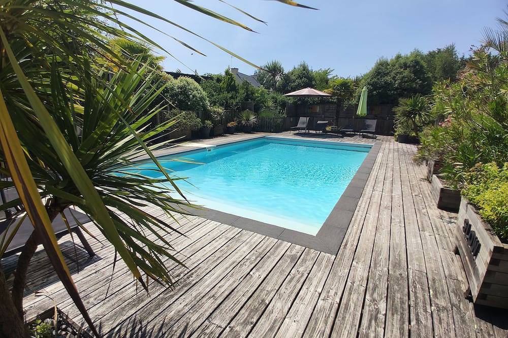 Apartamento entero, Pretty cottage with swimming pool 5 minutes from the beach under the name \"Ilur\". in Le Tour-du-Parc, Côte des Mégalithes