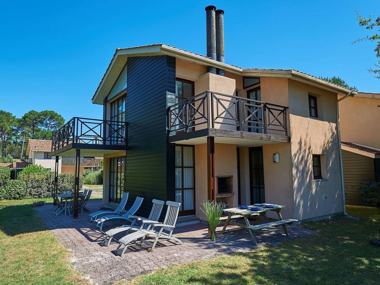 Luxurious detached villa in a nature reserve with a castle in Salles, Arcachon und Umgebung