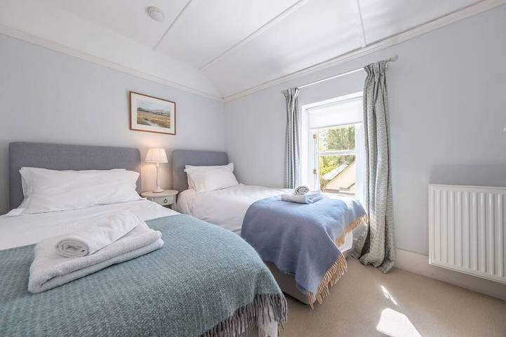 Densford Cottage peut accueillir quatre personnes et est situé à Amberley dans le Sussex. Avec West Witterings, une plage Pavillon bleu, à seulement 20 minutes de réserver votre séjour maintenant! in Amberley, South Downs