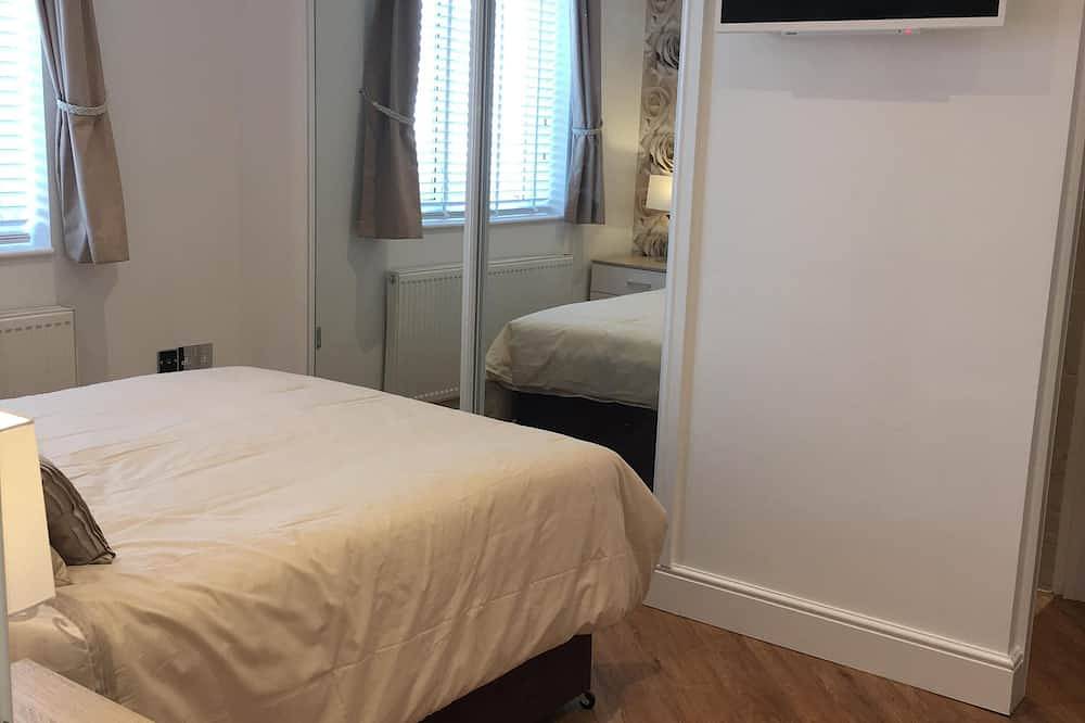 Entire apartment, New Forest Barton-on-Sea cliff top, ground floor, garden apartment. 'Bayside'. in Barton on Sea, Hampshire