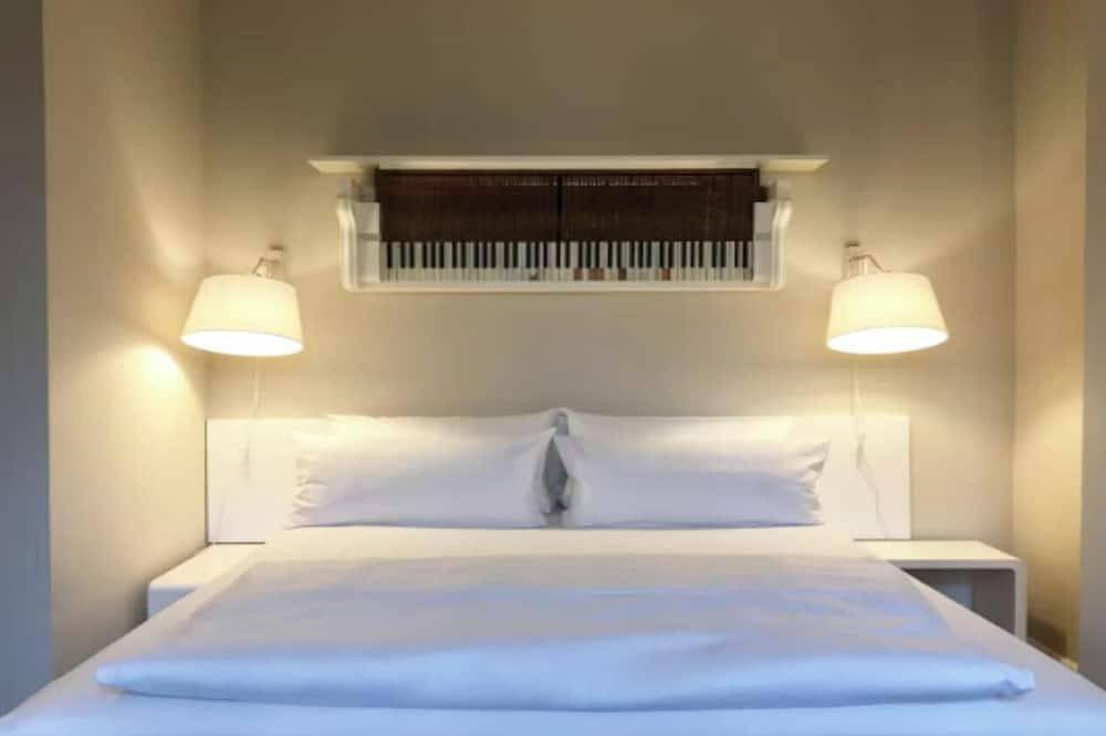 Hel lejlighed, Classic Berlin Charm Meets Modern Comfort – 5-Bedroom Group Apartment in Berlin Indre By, Berlin