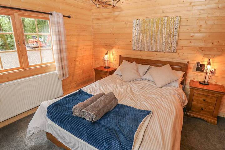 Bryn Derwen Lodge, pet friendly, luxury holiday cottage in Bethesda in Snowdonia
