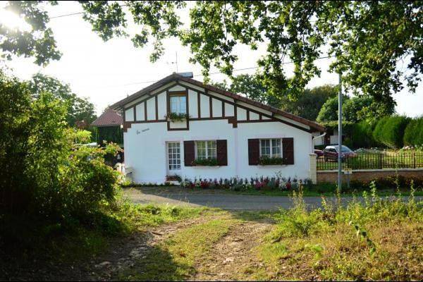 Gîte pour 9 personnes, avec piscine à Bourdalat