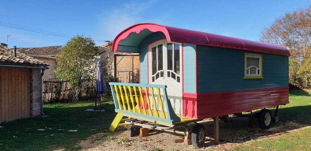 Gîte pour 4 personnes, avec jardin et vue ainsi que piscine et terrasse dans Valence-en-Poitou