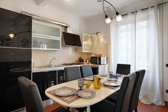 Entire apartment, Hilary House Apartment with Balconies in Borgo a Mozzano, Lucca Province
