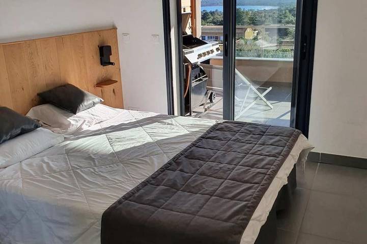 Location de vacances pour 4 personnes, avec terrasse ainsi que jacuzzi et piscine dans Plage de Pinarello - 4