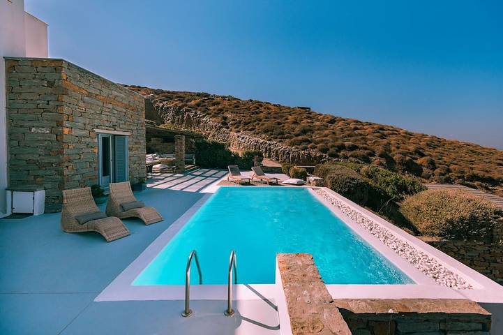 Villa for 8 people, with terrace and garden as well as hot tub in Kea
