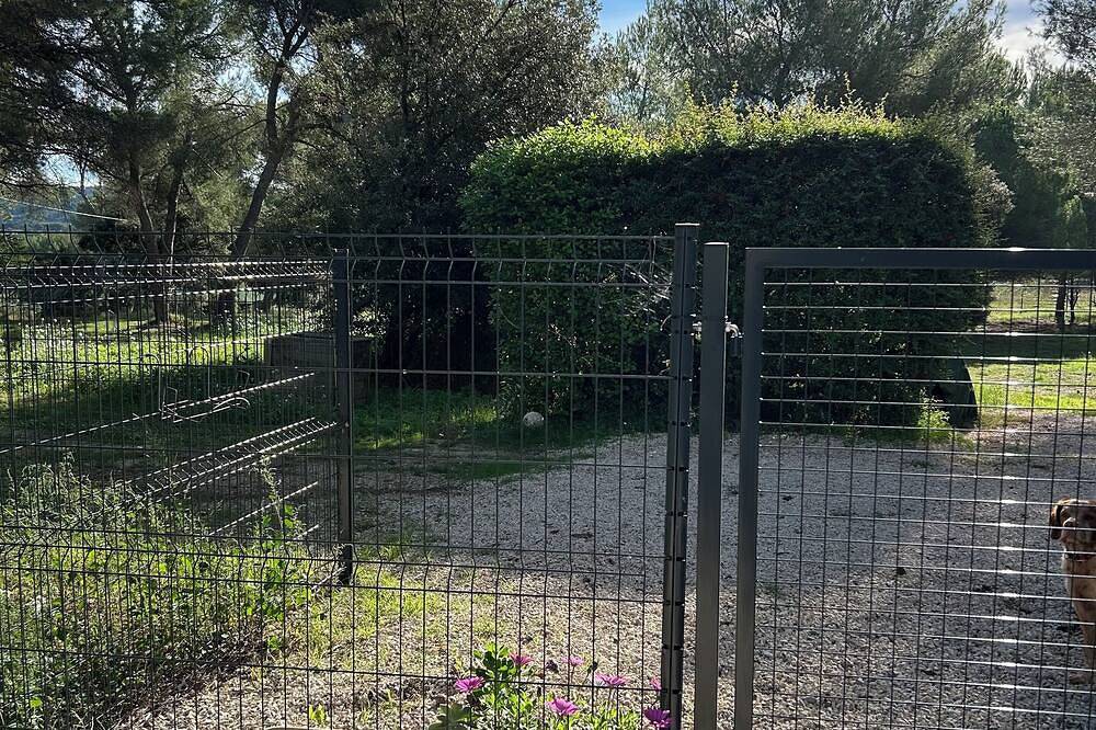 Charming bungalow on a beautiful estate in Velaux, Region de Aix-en-Provence