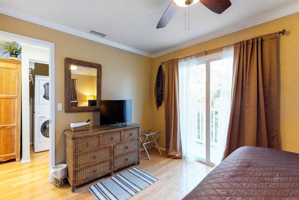 Ganze Wohnung, Waterfront, hundefreundliche Wohnung w / voll ausgestattete Küche, möblierter Balkon und Blick auf den Golf in Coquina Beach, Bradenton Beach