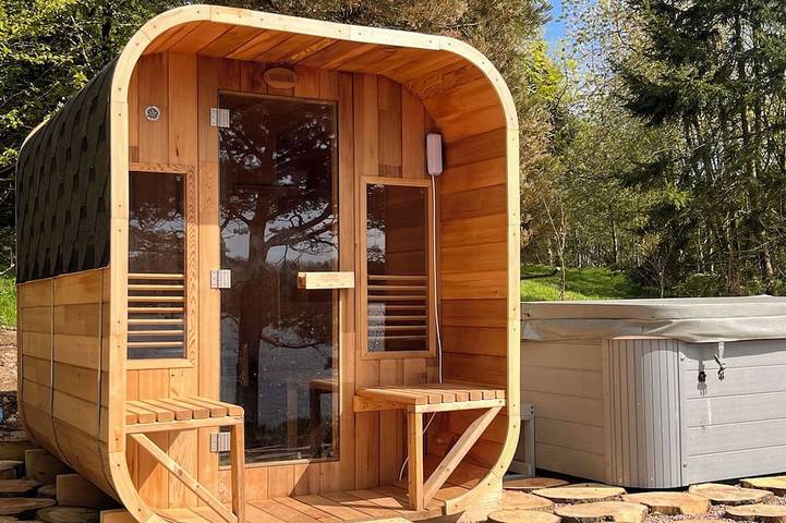 Log cabin for 2 people, with sauna and hot tub as well as terrace and garden in County Cavan