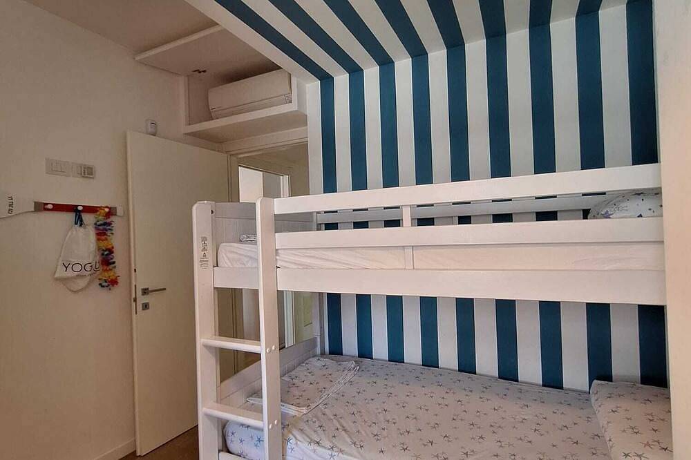Entire apartment, Apartment directly by the sea in Chieti Province