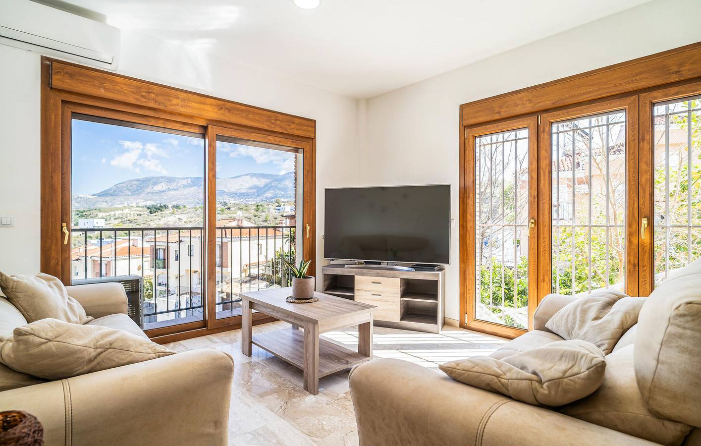 Luftiges Apartment mit Pool und Grill, nahe Restaurants und Fluss in Jun, Granada Provinz
