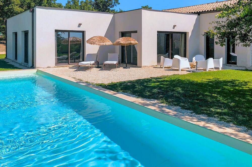 Awesome home in Grignan with private swimming pool, can be inside or outside in Grignan, Nyons region