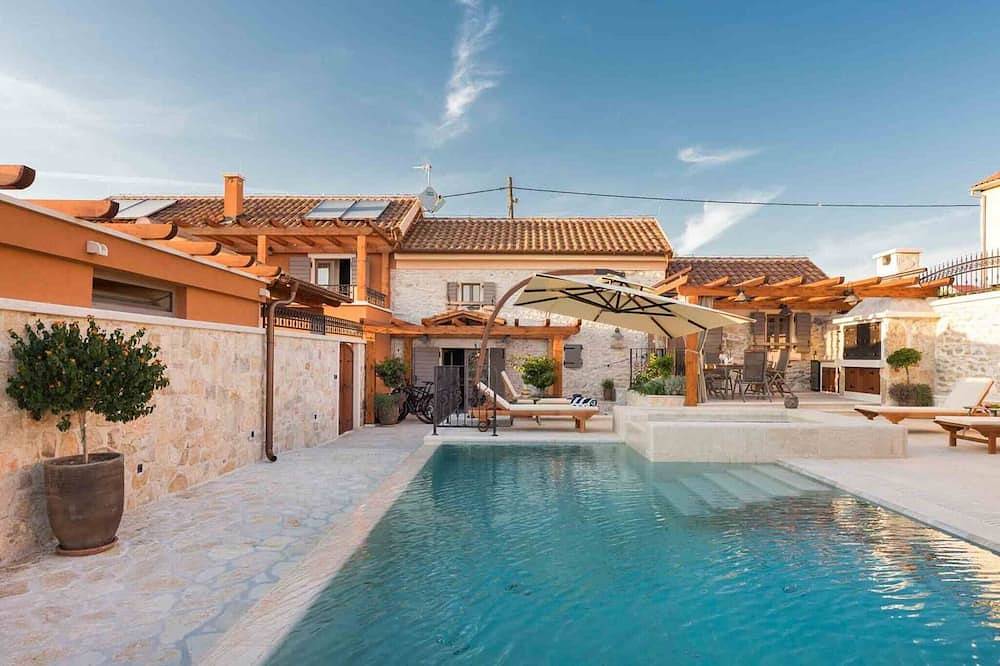 Luxury Villa Finessa Skradin 2 with heated pool, jacuzzi and sauna in Skradin, Šibenik-Knin