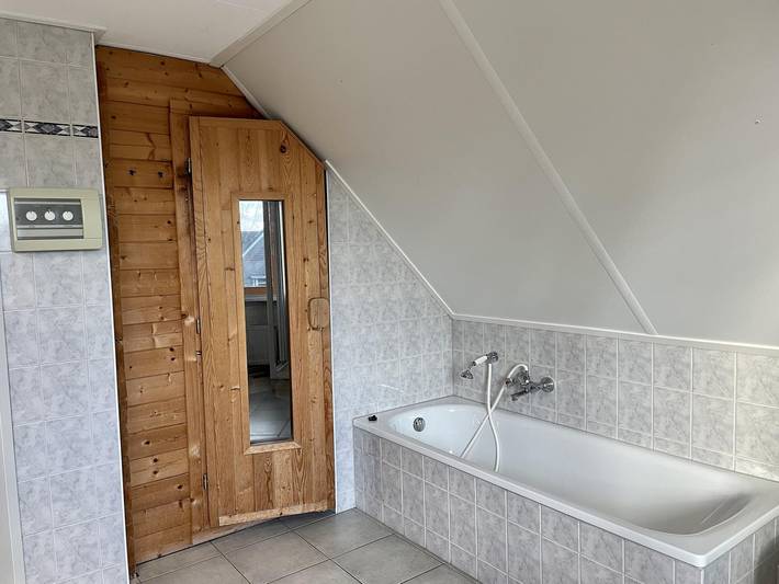 Bungalow für 6 Personen, mit Balkon/Terrasse und Terrasse sowie Garten und Sauna in Medemblik - 3