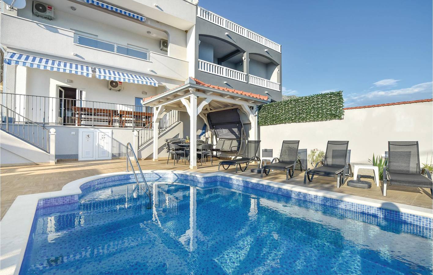 Reizende 2-Zimmer-Wohnung mit Pool und Terrasse, 1 km vom Strand entfernt in Jesenice, Split-Dalmatien