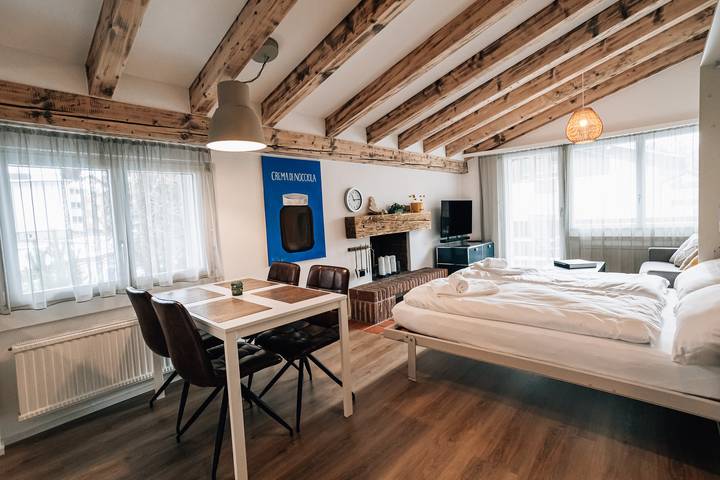 Vakantiewoning voor 2 personen, with sauna and zwembad as well as balkon in Laax