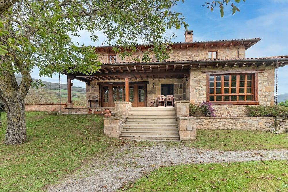 The Stone House by Fidalsa in Bárcena de Pie de Concha, Cordillera Cantábrica