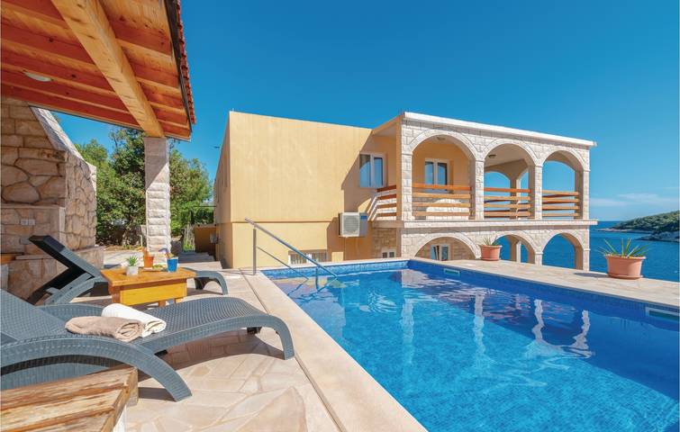 Apartamento moderno con piscina y cocina, a solo 2,5 km de la playa in Blato, Korcula