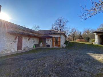 Location de vacances pour 6 personnes, avec vue ainsi que jardin et piscine à Fauroux