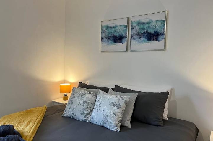 Avondale House, Newly Refurbished 3 bedroom house ,2 showers, near University in Lancaster, Lancashire