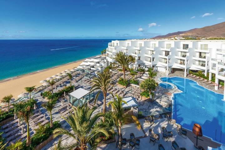 Hôtel pour 4 personnes, avec vue et bassin pour enfant ainsi que piscine et balcon