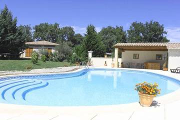 Gîte pour 14 personnes, avec piscine et jardin à Saint-Marcel-de-Careiret