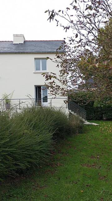 Gîte pour 3 personnes, avec terrasse ainsi que vue et jardin à Landrévarzec