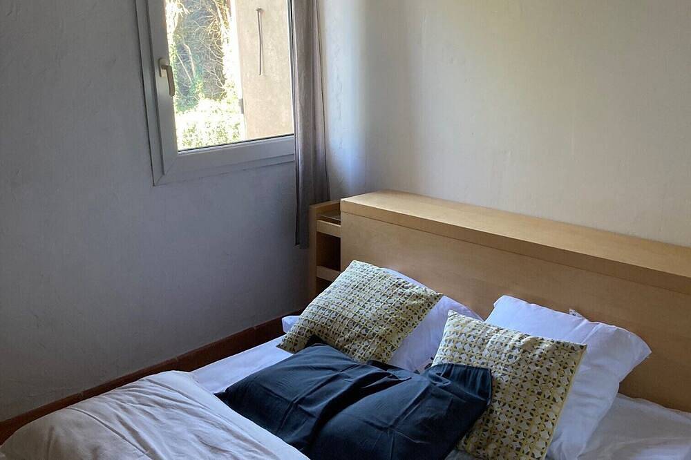 Furnished Provencal farmhouse for 4 people in the middle of vineyards + pool access in Bollène, Vaucluse