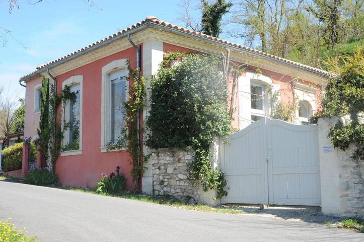 Location de vacances pour 2 personnes, avec Terrasse ainsi que Jardin et Vue à Valaurie