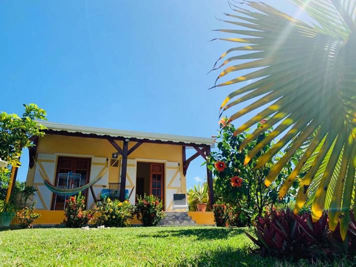 Location de vacances pour 3 personnes, avec vue ainsi que piscine et jardin dans Saint-Louis (Marie-Galante) - 2