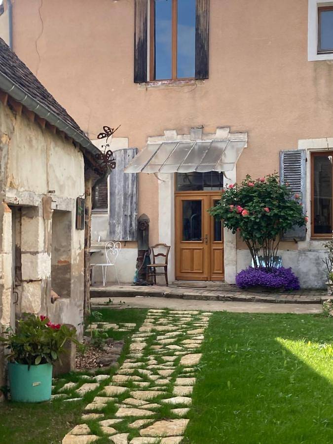 Chambre d’hôte pour 8 personnes, avec jardin et vue à Saint-Sauveur-en-Puisaye - 2