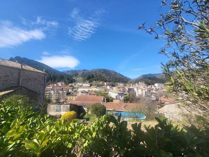 Gîte pour 4 personnes, avec vue ainsi que piscine et jardin à Vals-les-Bains - 3