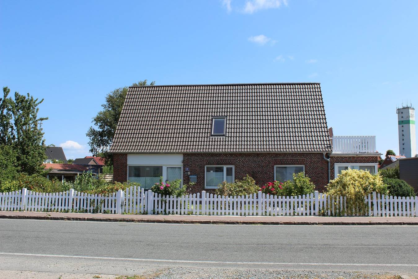 Holiday Home 'Haushälfte Am Süderhafen' with Private Terrace, Private Garden and Wi-Fi in Nordstrand (Municipality), Nordstrand