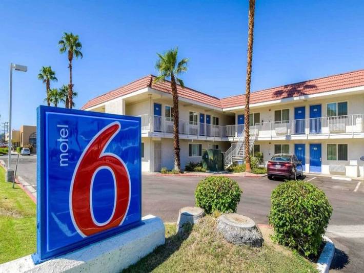 Apartamento entero, 2 camas matrimoniales | Ducha adaptada para personas con movilidad reducida in Rancho Mirage, Coachella Valley