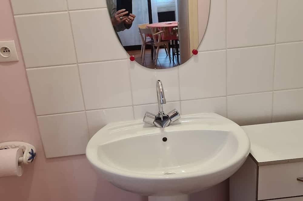 Entire apartment, Les Ajoncs - charming gîte in Theix, Côte des Mégalithes