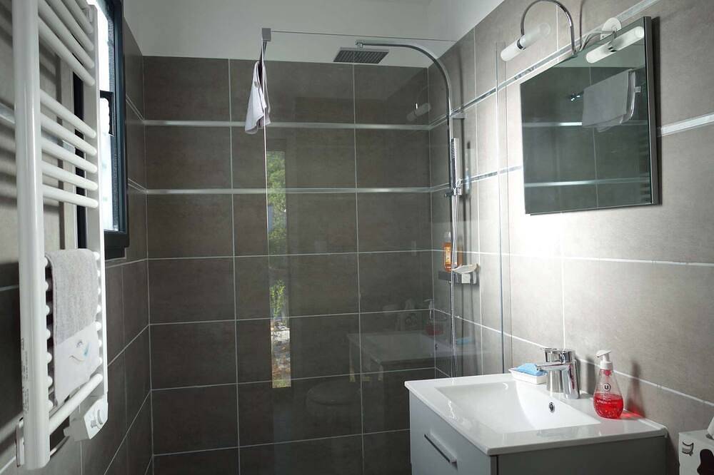 Entire apartment, Var Very nice studio at the foot of the Sainte Baume in Nans-les-Pins, Brignoles region