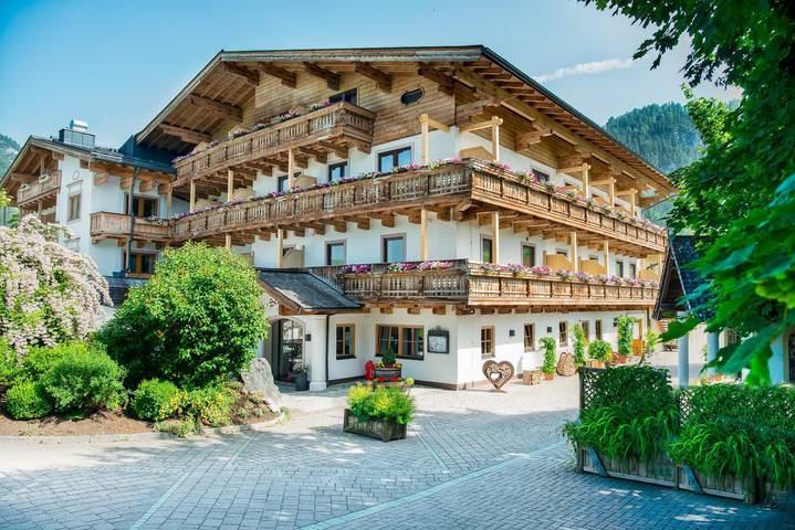 Hotel für 3 Personen, mit Balkon und Terrasse sowie Whirlpool und Garten in Saalfelden am Steinernen Meer