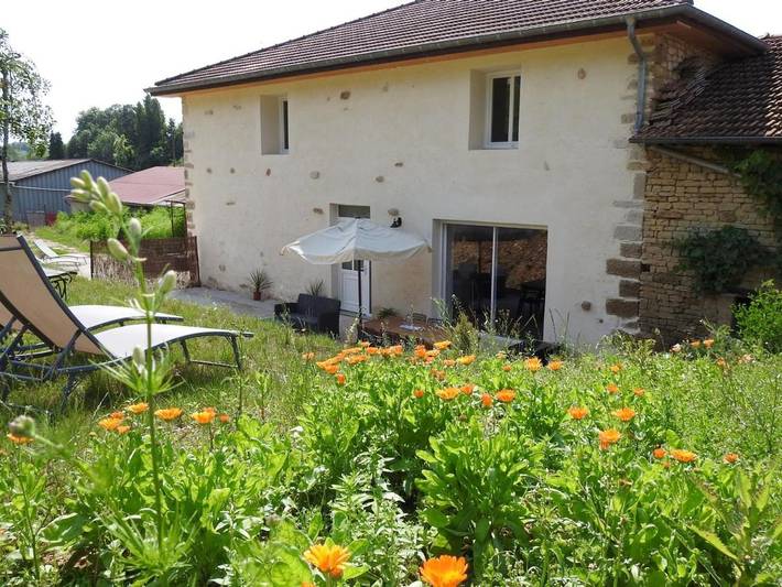 Location de vacances pour 6 personnes, avec terrasse et jardin dans Dommartin-le-Franc