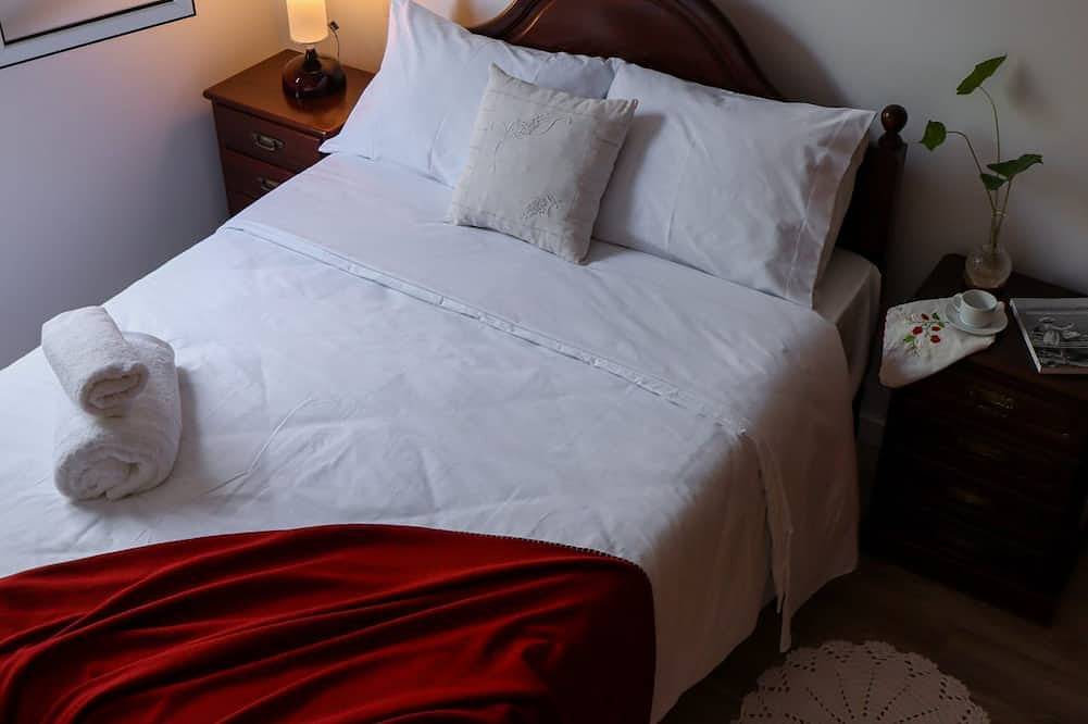 A peaceful, relaxing place with privileged view of the sea. in Pináculo, Tabua