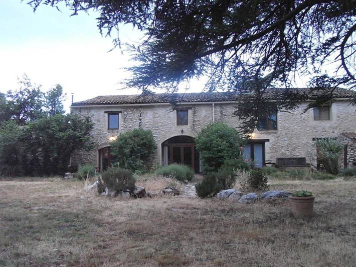 Location de vacances pour 6 personnes, avec piscine ainsi que vue et jardin à Quinson - 2