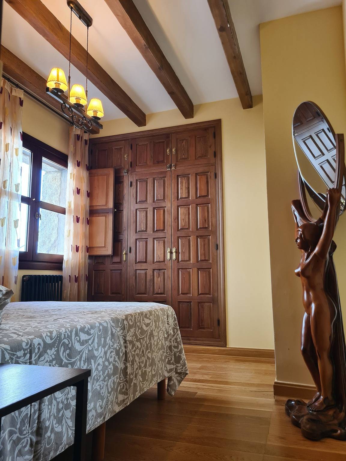 Chalet 'Tu Capricho' with Mountain View, Wi-Fi and Air Conditioning in Piedralaves, Ávila Region