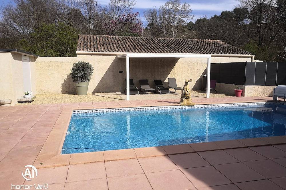 Maisonnette with swimming pool access, on the campsite in Aix-en-Provence, Aix-en-Provence region