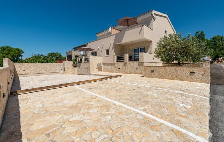 Apartament wakacyjny dla 2 osób, z taras i ogród w Maslenica