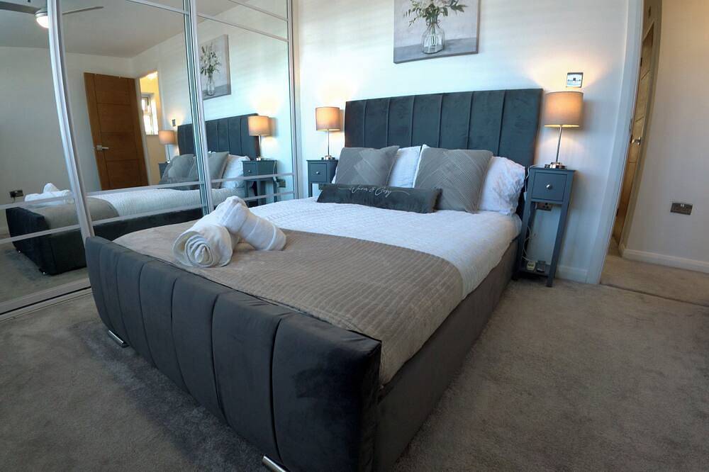 Spacious House Near Rochester Sleeps 10 in Rochester, Kent Downs