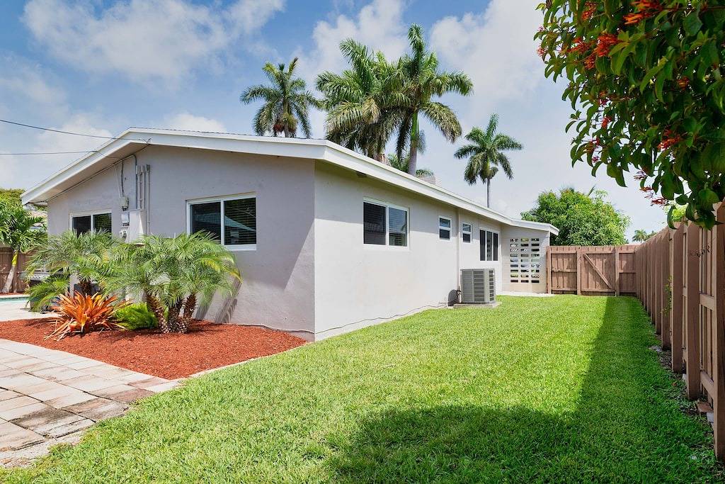 Privates, neu renoviertes / möbliertes Poolhaus in fußläufiger Entfernung zum Strand! in Pompano Beach, Broward County
