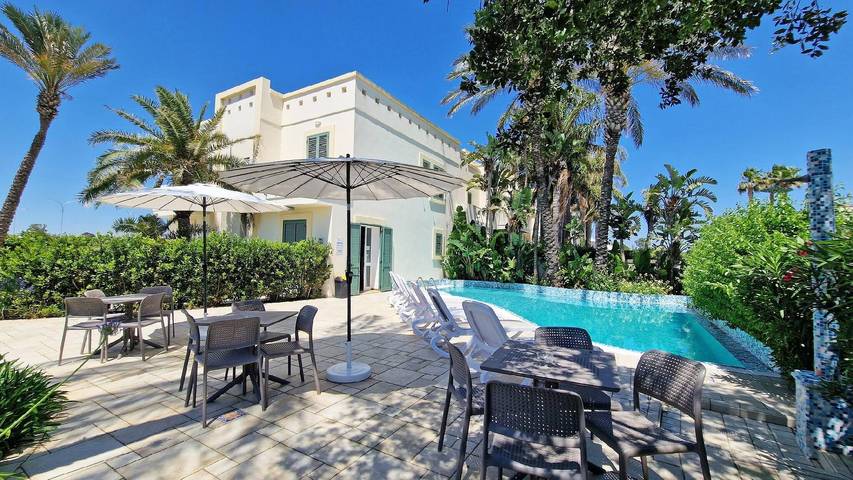 Location de vacances pour 3 personnes, avec jardin et piscine à Torre San Giovanni