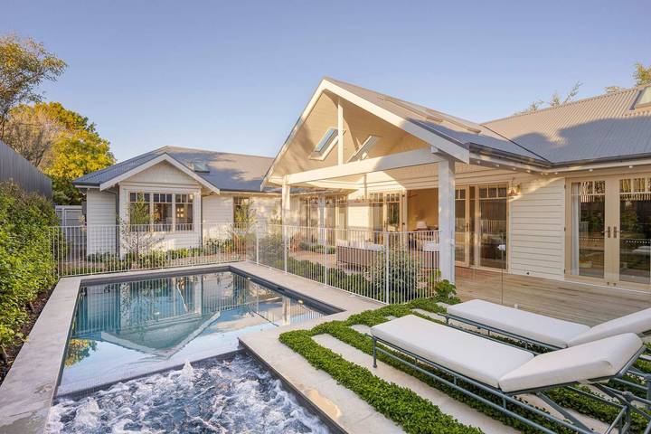 Holiday home for 8 people, with balcony and garden, child-friendly in Mount Martha