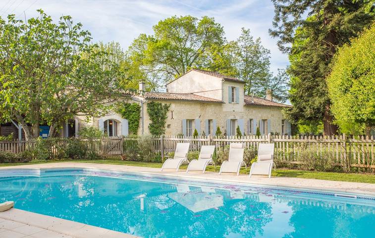 Location de vacances pour 8 personnes, avec Terrasse et Jardin ainsi que Piscine et Vue à Flaujagues