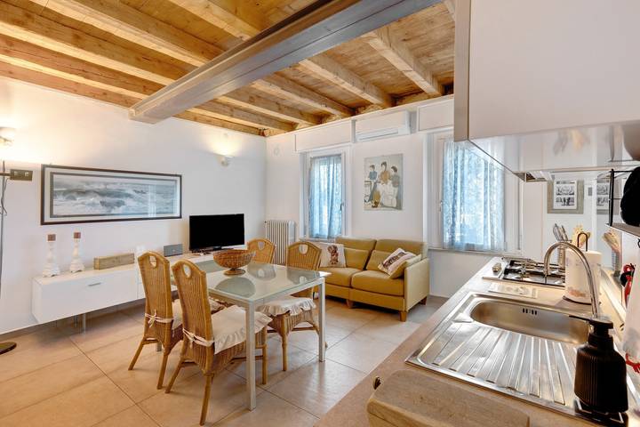 Entire apartment, Apartment 'Les Amis' with Private Garden, Wi-Fi and Air Conditioning in Peschiera del Garda, Garda Mountains